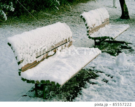 雪が積もった公園のベンチ 85557222