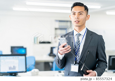 ビジネス　ビジネスマン　男性　オフィス 85557324