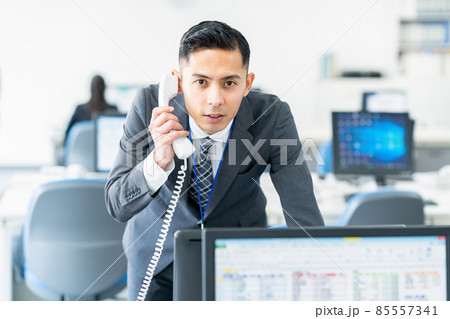 ビジネス　ビジネスマン　男性　オフィス 85557341