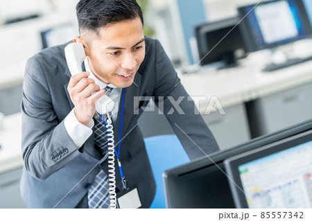 ビジネス　ビジネスマン　男性　オフィス 85557342