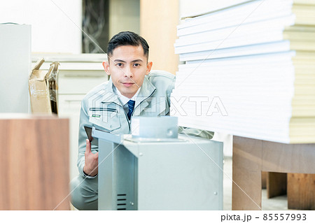 ビジネス　建築　建設　不動産　ビジネスマン　男性 85557993