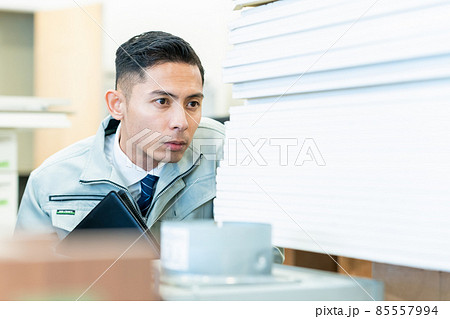 ビジネス　建築　建設　不動産　ビジネスマン　男性 85557994