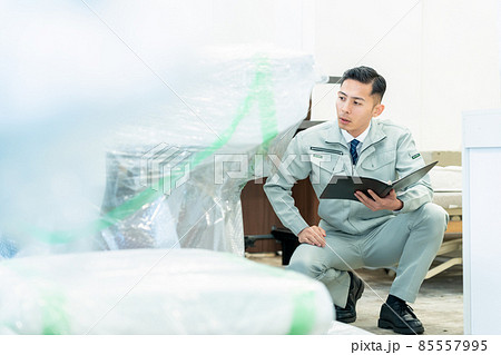 ビジネス　建築　建設　不動産　ビジネスマン　男性 85557995