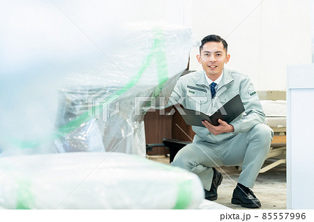 ビジネス　建築　建設　不動産　ビジネスマン　男性 85557996