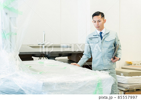 ビジネス　建築　建設　不動産　ビジネスマン　男性 85557997