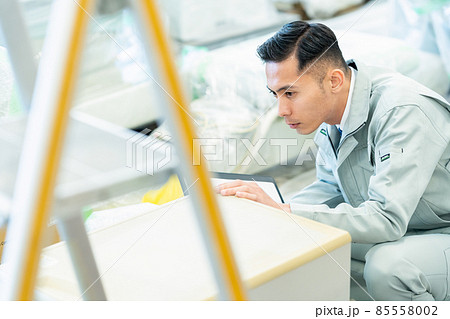 ビジネス　建築　建設　不動産　ビジネスマン　男性 85558002