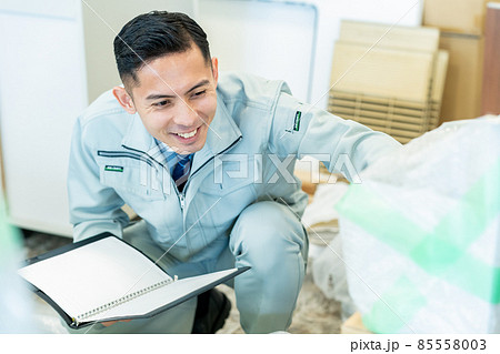 ビジネス　建築　建設　不動産　ビジネスマン　男性 85558003