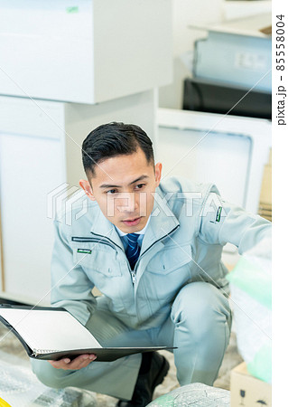 ビジネス　建築　建設　不動産　ビジネスマン　男性 85558004