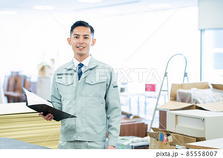 ビジネス　建築　建設　不動産　ビジネスマン　男性 85558007