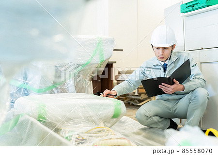 ビジネス　建築　建設　不動産　ビジネスマン　男性 85558070