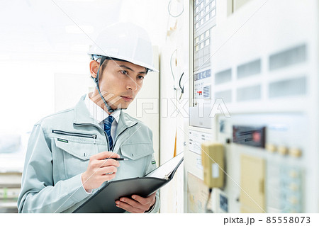ビジネス　建築　建設　不動産　ビジネスマン　男性 85558073