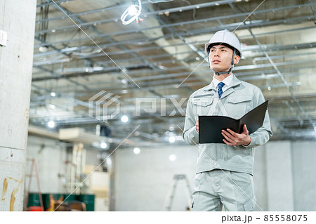 ビジネス　建築　建設　不動産　ビジネスマン　男性 85558075