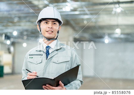 ビジネス　建築　建設　不動産　ビジネスマン　男性 85558076