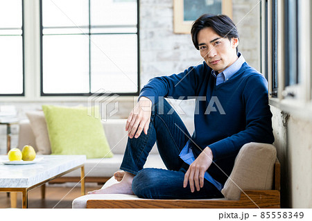リビングでくつろぐミドルの男性 85558349