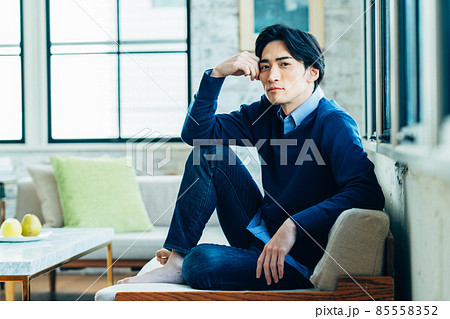 リビングでくつろぐミドルの男性 85558352