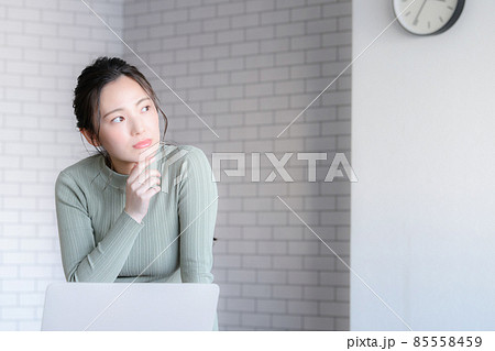 パソコンをしながら考える日本人女性　コピースペースあり 85558459