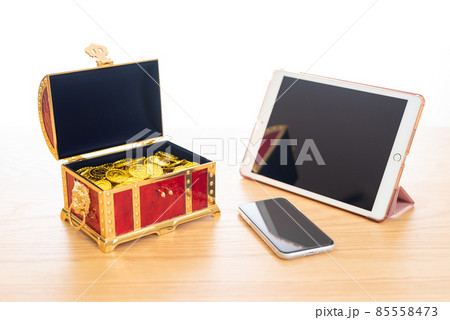 スマートフォン、スマホ、タブレット端末と沢山の金貨が入った宝箱 資産運用 一攫千金 副業 臨時収入 スマートフォン、スマホ、タブレット端末と沢山の金貨が入った宝箱 資産運用 一攫千金 副業 臨時収入 85558473