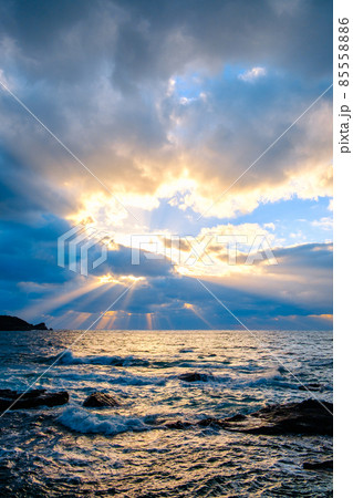 夕暮れの海辺 85558886