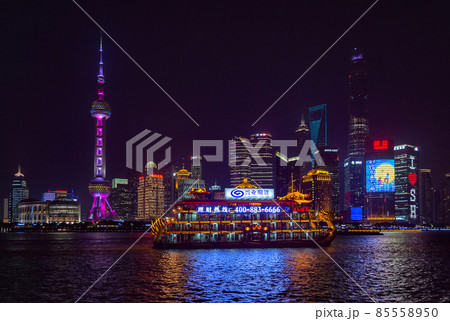 Night view of Oriental Pearl Tower and Pudong new area in Shanghai across Huangpu River 85558950