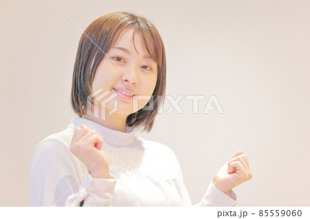 若い女性のポートレート_クローズアップ4 85559060
