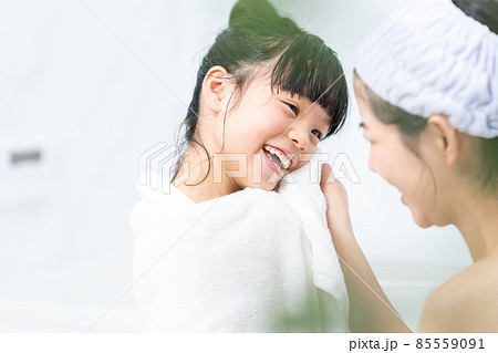 お風呂上がりに娘を拭く母親 85559091