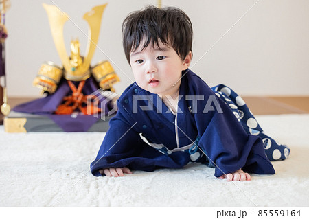 初節句 兜の前に座る男の子 初節句 兜の前に座る男の子 85559164