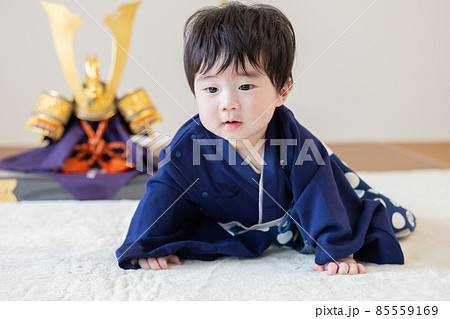 初節句　兜の前に座る男の子 85559169