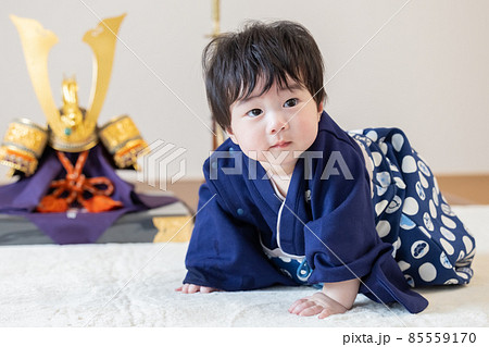 初節句　兜の前に座る男の子 85559170