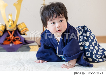 初節句　兜の前に座る男の子 85559171