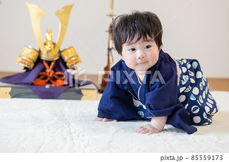 初節句　兜の前に座る男の子 85559173