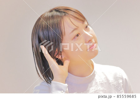 右耳に手を当てて聞き耳を立てる女性1 85559685