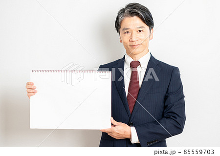ホワイトボードを持つビジネスマン 85559703