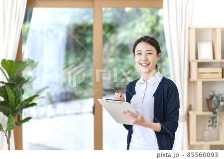 若い女性介護士 85560093