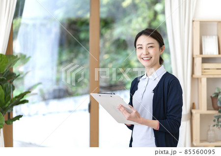 若い女性介護士 85560095