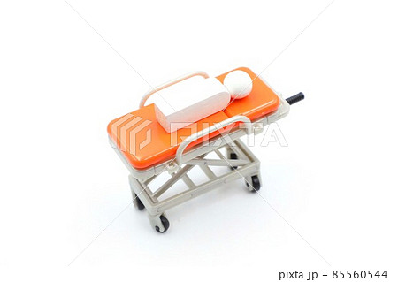 ストレッチャーで運ばれる人 85560544