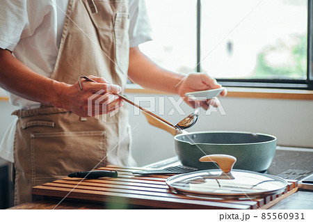 味見をする男性（味見・手元） 85560931