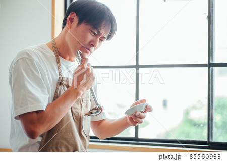 味見をする男性(味見・困る) 味見をする男性(味見・困る) 85560933