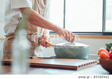 味見をする男性（蒸す） 85560942