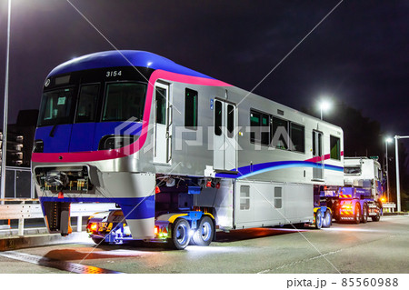 深夜の大阪を運ばれる大阪モノレール 85560988