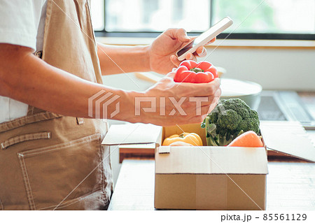 ダンボールに入った野菜と男性(スマホ) ダンボールに入った野菜と男性(スマホ) 85561129