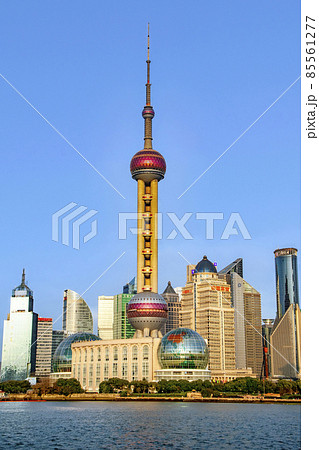 上海　東方明珠電視塔,（オリエンタルパールタワー）　外灘（がいたん）から望む 85561277