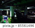 深夜の大阪を運ばれる大阪モノレール 85561496