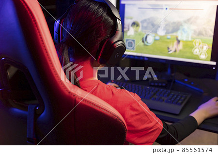 eスポーツ大会イメージ ゲーミングチェアに座ってゲームをする女の子手元 eスポーツ大会イメージ ゲーミングチェアに座ってゲームをする女の子手元 85561574