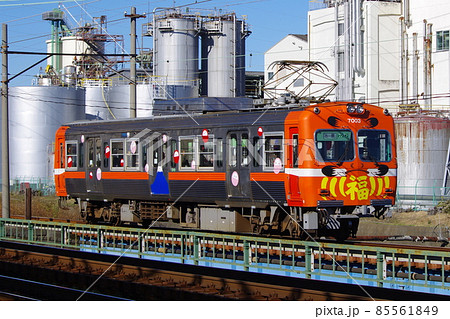 静岡県富士市の工業地帯を走る岳南電車 静岡県富士市の工業地帯を走る岳南電車 85561849