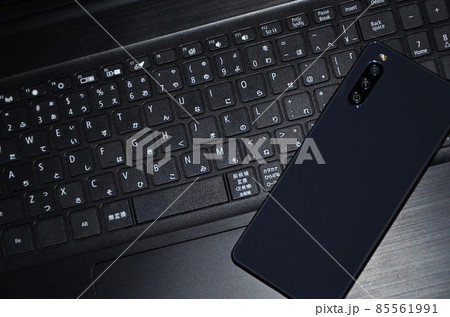 スマートフォンとノートパソコン スマートフォンとノートパソコン 85561991