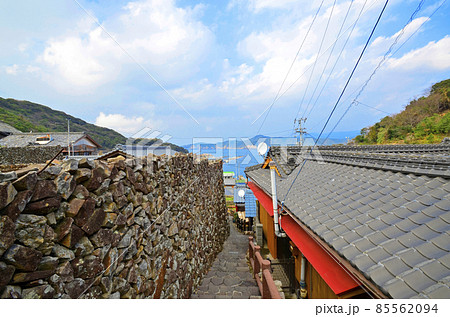 西海半島西部の入り江にある石垣の集落 西海半島西部の入り江にある石垣の集落 85562094