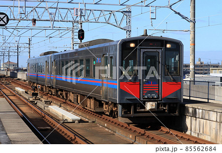 山陰本線　出雲市駅に着くキハ126 85562684