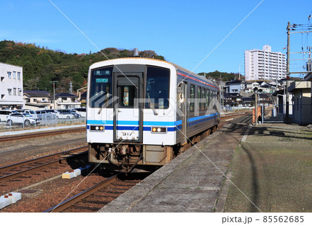 山陰本線浜田駅に着くキハ120 85562685