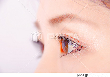 女性の目元のクローズアップ 85562726