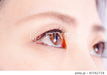 女性の目元のクローズアップ 85562728